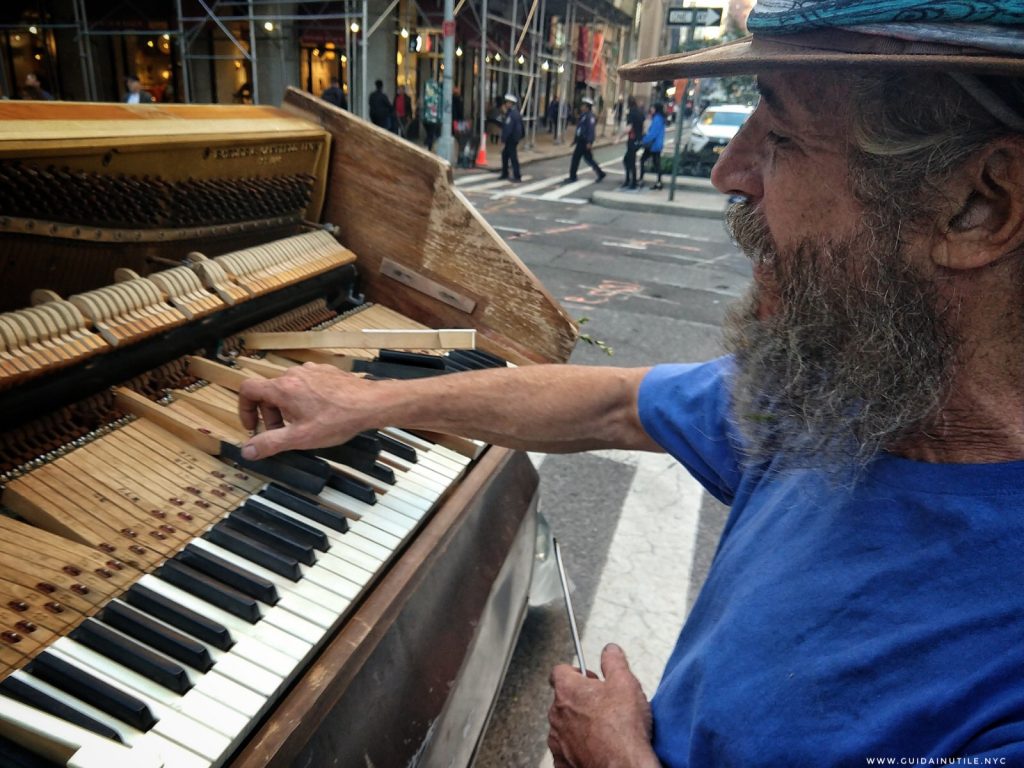 Jehoshaphat Judah mostra l'interno di un pianoforte che sta riparando