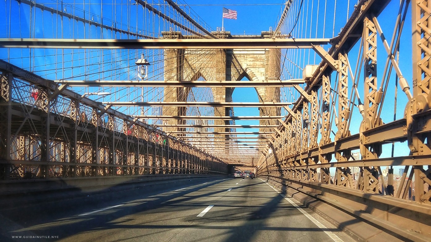 New York, attraversando il Ponte di Brooklyn in auto