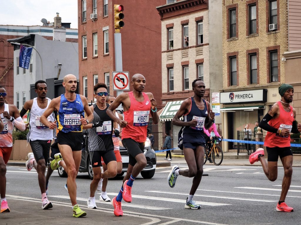 Maratona di New York 2023, sesto miglio, Brooklyn, 4th Avenue