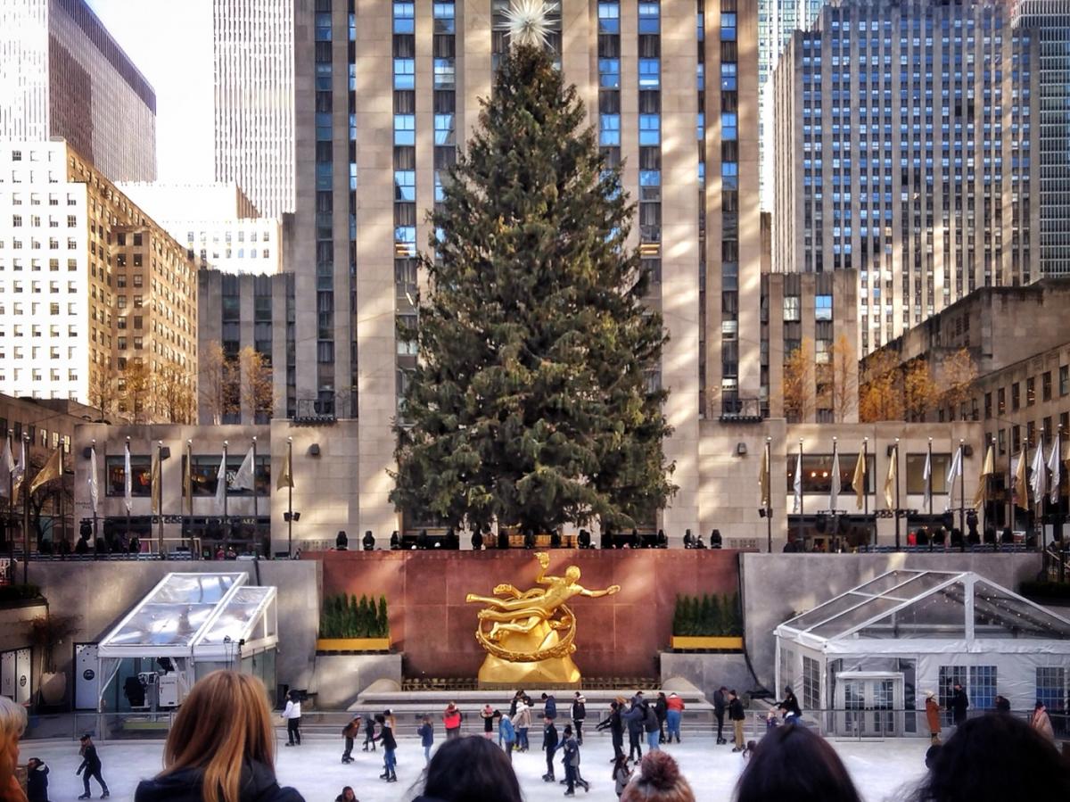 Albero di Natale e pista di pattinaggio davanti al Rockefeller Center